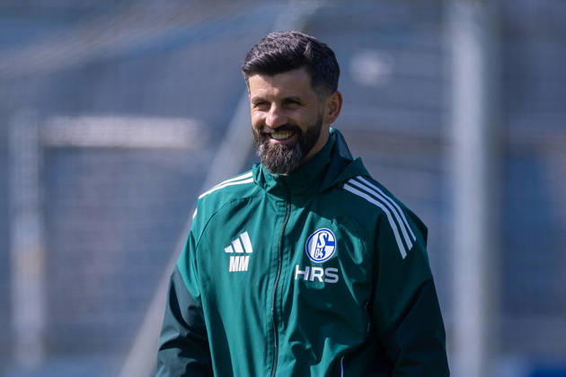 01.04.2026, Fussball, Training des FC Schalke 04. Trainer Miron Muslic (FC Schalke 04) lacht. Gelsenkirchen Trainingsgelände FC Schalke 04 NRW Deutschland xRHR-FOTO YYx Copyright: RHR-FOTOx RHR-FOTO YY