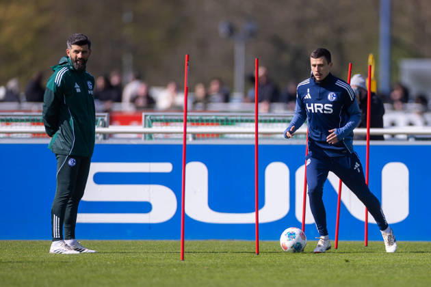 01.04.2026, Fussball, Training des FC Schalke 04. v. l. Trainer Miron Muslic (FC Schalke 04), Ron Schallenberg (FC Schalke 04). Gelsenkirchen Trainingsgelände FC Schalke 04 NRW Deutschland xRHR-FOTO YYx Copyright: RHR-FOTOx RHR-FOTO YY
