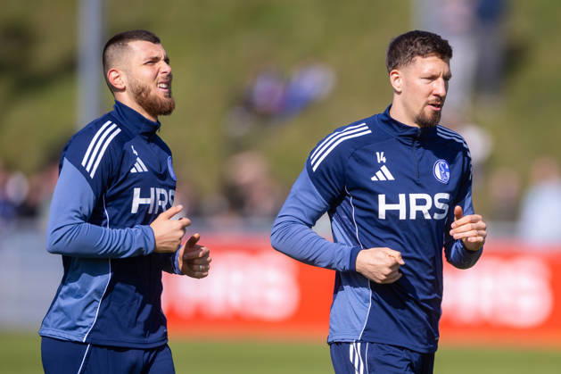 01.04.2026, Fussball, Training des FC Schalke 04. v. l. Hasan Kurucay (FC Schalke 04), Janik Bachmann (FC Schalke 04). Gelsenkirchen Trainingsgelände FC Schalke 04 NRW Deutschland xRHR-FOTO YYx Copyright: RHR-FOTOx RHR-FOTO YY