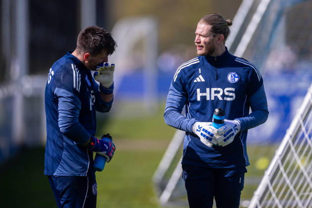 01.04.2026, Fussball, Training des FC Schalke 04. v. l. Torwart Kevin Müller (FC Schalke 04) spricht mit Torwart Loris Karius (FC Schalke 04). Gelsenkirchen Trainingsgelände FC Schalke 04 NRW Deutschland xRHR-FOTO YYx Copyright: RHR-FOTOx RHR-FOTO YY
