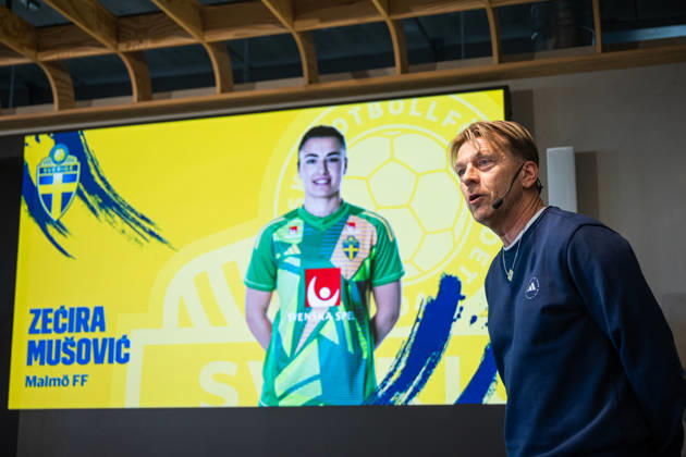 260401 Head coach Tony Gustavsson of the Swedish women s national football team at a press conference, PK, Pressekonferenz on April 1, 2026 in Stockholm. Photo: Jonathan Näckstrand BILDBYRAN COP 94 JN0260 fotboll football soccer fotball vm-kval kval fifa womens world cup qualifier qualifier presskonferens press conference sverige sweden dam bbeng Copyright: JONATHANxNÄCKSTRAND BB260401JN005