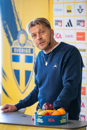 260401 Head coach Tony Gustavsson of the Swedish women s national football team at a press conference, PK, Pressekonferenz on April 1, 2026 in Stockholm. Photo: Jonathan Näckstrand BILDBYRAN COP 94 JN0260 fotboll football soccer fotball vm-kval kval fifa womens world cup qualifier qualifier presskonferens press conference sverige sweden dam bbeng Copyright: JONATHANxNÄCKSTRAND BB260401JN006