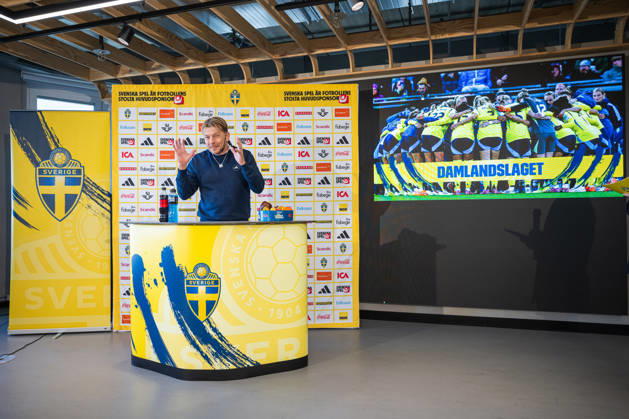 260401 Head coach Tony Gustavsson of the Swedish women s national football team at a press conference, PK, Pressekonferenz on April 1, 2026 in Stockholm. Photo: Jonathan Näckstrand BILDBYRAN COP 94 JN0260 fotboll football soccer fotball vm-kval kval fifa womens world cup qualifier qualifier presskonferens press conference sverige sweden dam bbeng Copyright: JONATHANxNÄCKSTRAND BB260401JN007