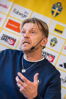260401 Head coach Tony Gustavsson of the Swedish women s national football team at a press conference, PK, Pressekonferenz on April 1, 2026 in Stockholm. Photo: Jonathan Näckstrand BILDBYRAN COP 94 JN0260 fotboll football soccer fotball vm-kval kval fifa womens world cup qualifier qualifier presskonferens press conference sverige sweden dam bbeng Copyright: JONATHANxNÄCKSTRAND BB260401JN010