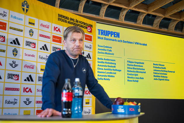 260401 Head coach Tony Gustavsson of the Swedish women s national football team at a press conference, PK, Pressekonferenz on April 1, 2026 in Stockholm. Photo: Jonathan Näckstrand BILDBYRAN COP 94 JN0260 fotboll football soccer fotball vm-kval kval fifa womens world cup qualifier qualifier presskonferens press conference sverige sweden dam bbeng Copyright: JONATHANxNÄCKSTRAND BB260401JN017
