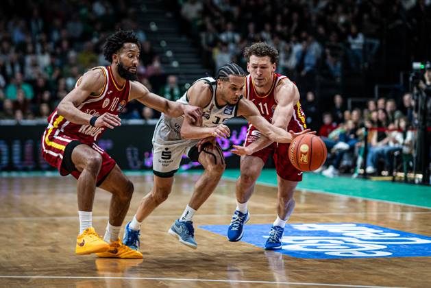 Jordan Roland (Gladiators Trier) im Zweikampf mit Davion Mintz (Fitness First Wuerzburg Baskets) und Brae Ivey (Fitness First Wuerzburg Baskets), Vet Concept Gladiators Trier vs Fitness First Wuerzburg Baskets, Basketball, easyCredit BBL, 27. Spieltag, Saison 2025 2026, 01.04.2026 Vet Concept Gladiators Trier vs Fitness First Wuerzburg Baskets, Basketball, easyCredit BBL, 27. Spieltag, Saison 2025 2026, 01.04.2026 Copyright: xEibner-Pressefoto AlexanderxNeisx EP_ANS