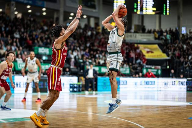 Jordan Roland (Gladiators Trier) im Zweikampf mit Davion Mintz (Fitness First Wuerzburg Baskets), Vet Concept Gladiators Trier vs Fitness First Wuerzburg Baskets, Basketball, easyCredit BBL, 27. Spieltag, Saison 2025 2026, 01.04.2026 Vet Concept Gladiators Trier vs Fitness First Wuerzburg Baskets, Basketball, easyCredit BBL, 27. Spieltag, Saison 2025 2026, 01.04.2026 Copyright: xEibner-Pressefoto AlexanderxNeisx EP_ANS