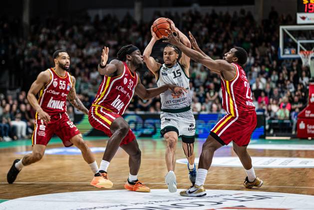 Jordan Roland (Gladiators Trier) im Zweikampf mit David Muenkat (Fitness First Wuerzburg Baskets), Charles Thompson (Fitness First Wuerzburg Baskets) und Jonathan Stove (Fitness First Wuerzburg Baskets), Vet Concept Gladiators Trier vs Fitness First Wuerzburg Baskets, Basketball, easyCredit BBL, 27. Spieltag, Saison 2025 2026, 01.04.2026 Vet Concept Gladiators Trier vs Fitness First Wuerzburg Baskets, Basketball, easyCredit BBL, 27. Spieltag, Saison 2025 2026, 01.04.2026 Copyright: xEibner-Pressefoto AlexanderxNeisx EP_ANS