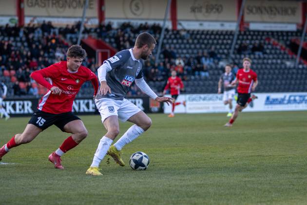 Antonis Aidonis (15; SG Sonnenhof Großaspach) im Zweikampf um den Ball mit einem Gegenspieler Zweikampf um den Ball