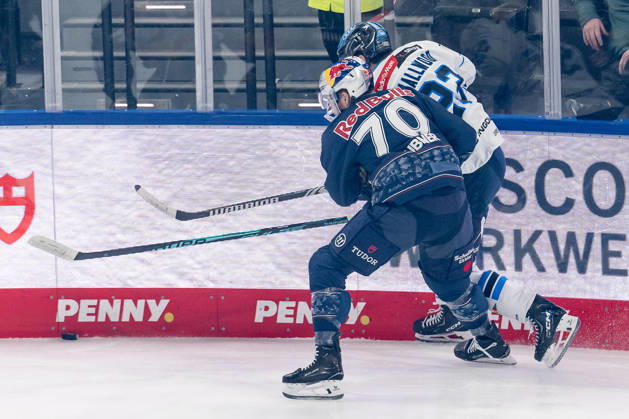 Kampf um den Puck Zweikampf zwischen Maximilian Daubner (EHC Red Bull Muenchen, 70) und Jakin Smallwood (ERC Ingolstadt, 23) GER, EHC Red Bull Muenchen vs. ERC Ingolstadt, Eishockey, DEL, Playoffs, Viertelfinale Spiel 5, Saison 2025 2026, 02.04.2026. GER, EHC Red Bull Muenchen vs. ERC Ingolstadt, Eishockey, DEL, Playoffs, Viertelfinale Spiel 5, Saison 2025 2026, 02.04.2026. Muenchen Copyright: xEibner-Pressefoto FranzxFeinerx EP_HFR