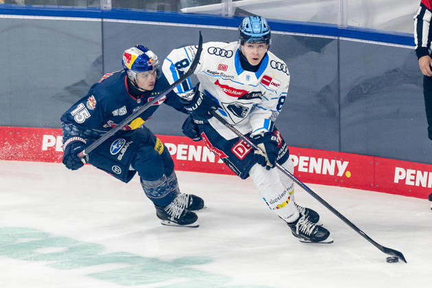 Kampf um den Puck Zweikampf zwischen Nikolaus Heigl (EHC Red Bull Muenchen, 15) und Philipp Krauss (ERC Ingolstadt, 8) GER, EHC Red Bull Muenchen vs. ERC Ingolstadt, Eishockey, DEL, Playoffs, Viertelfinale Spiel 5, Saison 2025 2026, 02.04.2026. GER, EHC Red Bull Muenchen vs. ERC Ingolstadt, Eishockey, DEL, Playoffs, Viertelfinale Spiel 5, Saison 2025 2026, 02.04.2026. Muenchen Copyright: xEibner-Pressefoto FranzxFeinerx EP_HFR