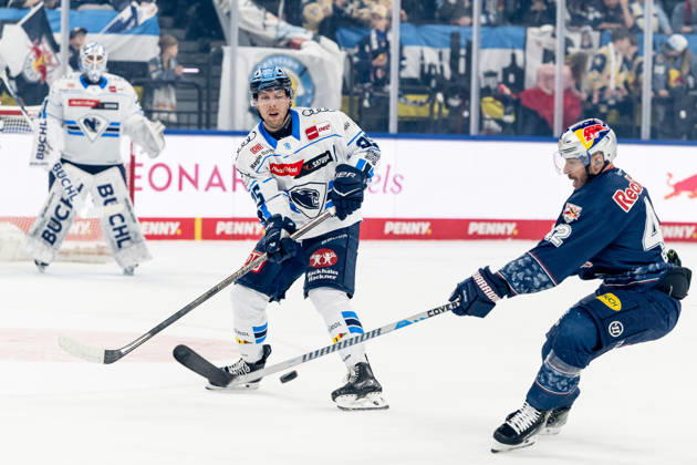 Kampf um den Puck Zweikampf zwischen Leon Huettl (ERC Ingolstadt, 25) unbd Yasin Ehliz (EHC Red Bull Muenchen, 42) GER, EHC Red Bull Muenchen vs. ERC Ingolstadt, Eishockey, DEL, Playoffs, Viertelfinale Spiel 5, Saison 2025 2026, 02.04.2026. GER, EHC Red Bull Muenchen vs. ERC Ingolstadt, Eishockey, DEL, Playoffs, Viertelfinale Spiel 5, Saison 2025 2026, 02.04.2026. Muenchen Copyright: xEibner-Pressefoto HeikexFeinerx EP_HFR