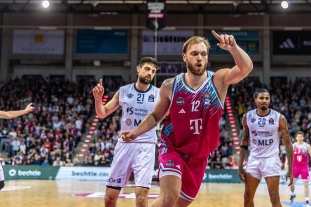 Melvin Jostmann (Telekom Baskets Bonn, 12) freut sich ueber einen Ballgewinn, Mateo Seric (MLP Academics Heidelberg, 21) Telekom Baskets Bonn vs. MLP Academics Heidelberg, Basketball, easy Credit BBL, 27. Spieltag, 2025 2026, 02.04.2026 Telekom Baskets Bonn vs. MLP Academics Heidelberg, Basketball, easy Credit BBL, 27. Spieltag, 2025 2026, 02.04.2026 Bonn Copyright: xEibner-Pressefoto GerhardxWingenderx EP_GWR