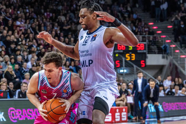 Grayson Murphy (Telekom Baskets Bonn, 07) vs Osun Osunniyi (MLP Academics Heidelberg, 12), Marko Stankovic (Telekom Baskets Bonn, Headcoach) im Hintergrund Telekom Baskets Bonn vs. MLP Academics Heidelberg, Basketball, easy Credit BBL, 27. Spieltag, 2025 2026, 02.04.2026 Telekom Baskets Bonn vs. MLP Academics Heidelberg, Basketball, easy Credit BBL, 27. Spieltag, 2025 2026, 02.04.2026 Bonn Copyright: xEibner-Pressefoto GerhardxWingenderx EP_GWR
