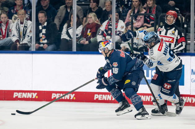 Kampf um den Puck Zweikampf zwischen Nikolaus Heigl (EHC Red Bull Muenchen, 15) und Peter Abbandonato (ERC Ingolstadt, 98) GER, EHC Red Bull Muenchen vs. ERC Ingolstadt, Eishockey, DEL, Playoffs, Viertelfinale Spiel 5, Saison 2025 2026, 02.04.2026. GER, EHC Red Bull Muenchen vs. ERC Ingolstadt, Eishockey, DEL, Playoffs, Viertelfinale Spiel 5, Saison 2025 2026, 02.04.2026. Muenchen Copyright: xEibner-Pressefoto HeikexFeinerx EP_HFR