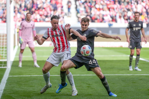 Derry Scherhant (SC Freiburg, 07) im Zweikampf mit Josip StaniÅ¡ić Josip Stanisic (FC Bayern München, 44) , Deutschland, Fussball, 1. Bundesliga, 28.Spieltag, 2025 2026, SC Freiburg vs. FC Bayern München, 04.04.2026, Europa-Park Stadion, Freiburg, Deutschland DFL REGULATIONS PROHIBIT ANY USE OF PHOTOGRAPHS AS IMAGE SEQUENCES AND OR QUASI-VIDEO. Freiburg Europa-Park Stadion Baden-Württemberg Deutschland Copyright: xArnexAmbergx