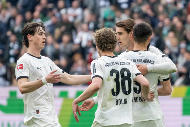 Philipp Sander (Borussia Moenchengladbach, 16), Hugo Bolin (Borussia Moenchengladbach, 38), Florian Neuhaus (Borussia Moenchengladbach, 10) bejubeln das Tor zum 2:2 durch Franck Honorat (Borussia Moenchengladbach, 09). Borussia Moenchengladbach vs. 1. FC Heidemheim, Fussball, 1. Bundesliga, 28. Spieltag, Saison 2025 2026, 04.04.2026 DFL DFB Regulations prohibit any use of Photographs as image sequences and or Quasivideo Borussia Moenchengladbach vs. 1. FC Heidenheim, Fussball, 1. Bundesliga, 28. Spieltag, Saison 2025 2026, 04.04.2026 Moenchengladbach Copyright: xEibner-Pressefoto ThomasxHaeslerx EP_THR