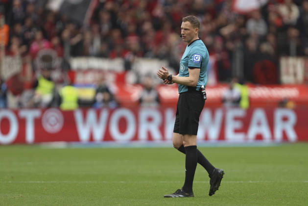 Schiedsrichter Martin Petersen schaut waehrend des Spiels der Bundesliga zwischen Bayer 04 Leverkusen und VfL Wolfsburg, BayArena am 04. April 2026 in Leverkusen, Deutschland. (Foto von Oliver Kaelke DeFodi Images) +++ Schiedsrichter Martin Petersen looks on during the Bundesliga match between Bayer 04 Leverkusen and VfL Wolfsburg at BayArena on April 4, 2026 in Leverkusen, Germany. (Photo by Oliver Kaelke DeFodi Images) DFL regulations prohibit any use of photographs as image sequences and or quasi-video. (Photo by Oliver Kaelke DeFodi Images) -