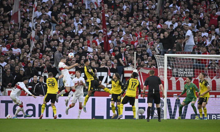 Strafraumszene, Torraumszene Torschuss Aktion Torchance Kopfballduell Zweikampf Aktion Jeff Chabot VfB Stuttgart (24) VfB Stuttgart vs Borussia Dortmund BVB 04.04.2026 DFL REGULATIONS PROHIBIT ANY USE OF PHOTOGRAPHS AS IMAGE SEQUENCES AND OR QUASI-VIDEO VfB Stuttgart vs Borussia Dortmund BVB