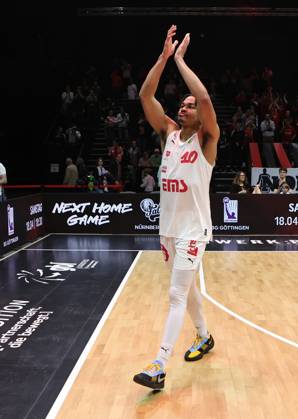04.04.2026 - Basketball - Saison 2025 2026 - 2. Bundesliga Pro-A - 30. Spieltag: Nürnberg Falcons Basketball Club NBC - VfL SparkassenStars Bochum - Sportfoto Zink DaMa - xdaxmax - Freude Jubel nach Spielende - Evan Derek Taylor (10, Nürnberg Falcons BC NBC ) applaudiert klatscht in die Hände bedankt sich bei Zuschauer Publikum Fans
