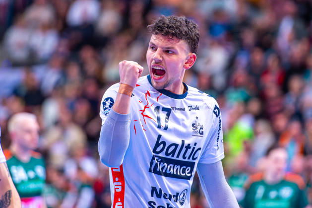 Marko Grgić (SG Flensburg-Handewitt, Nr. 17) (v.l.), TSV Hannover-Burgdorf (grün) gegen SG Flensburg-Handewitt (weiß) am 27. Spieltag der Saison 2025 2026 in der DAIKIN Handball-Bundesliga (04.04.2026, ZAG Arena (Hannover, GER), Copyright: xJanxGuentherx xTSVxHannover-Burgdorfx