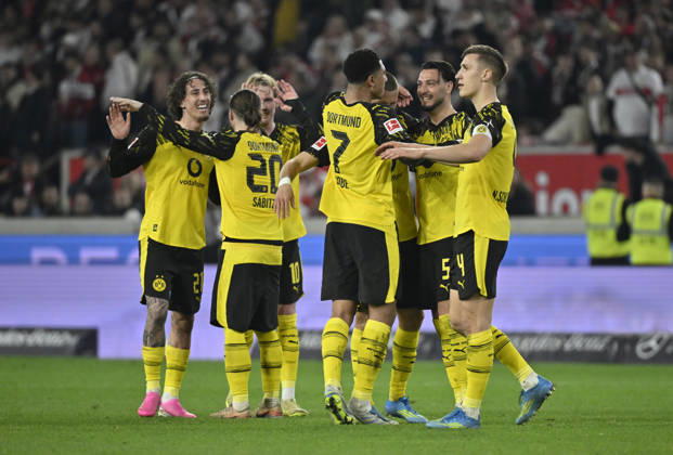 nach Spielende: Schlussjubel, Freude, Glueck, Jubel BVB Borussia Dortmund VfB Stuttgart vs Borussia Dortmund BVB 04.04.2026 DFL REGULATIONS PROHIBIT ANY USE OF PHOTOGRAPHS AS IMAGE SEQUENCES AND OR QUASI-VIDEO VfB Stuttgart vs Borussia Dortmund BVB