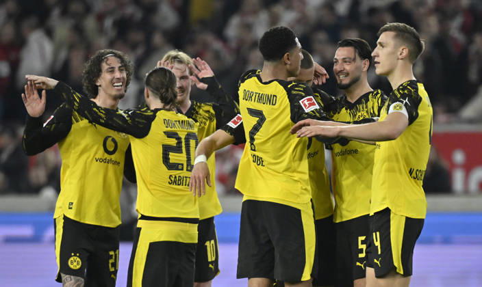 nach Spielende: Schlussjubel, Freude, Glueck, Jubel BVB Borussia Dortmund VfB Stuttgart vs Borussia Dortmund BVB 04.04.2026 DFL REGULATIONS PROHIBIT ANY USE OF PHOTOGRAPHS AS IMAGE SEQUENCES AND OR QUASI-VIDEO VfB Stuttgart vs Borussia Dortmund BVB