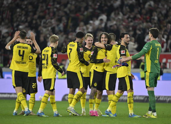 nach Spielende: Schlussjubel, Freude, Glueck, Jubel BVB Borussia Dortmund VfB Stuttgart vs Borussia Dortmund BVB 04.04.2026 DFL REGULATIONS PROHIBIT ANY USE OF PHOTOGRAPHS AS IMAGE SEQUENCES AND OR QUASI-VIDEO VfB Stuttgart vs Borussia Dortmund BVB