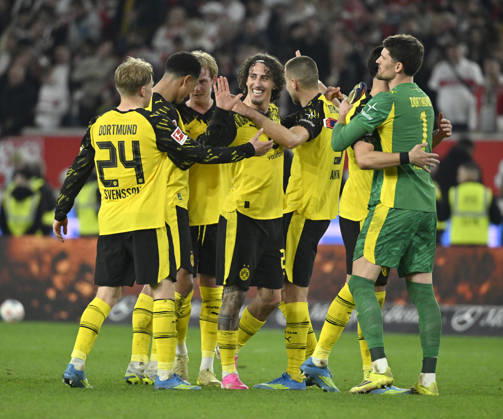nach Spielende: Schlussjubel, Freude, Glueck, Jubel BVB Borussia Dortmund VfB Stuttgart vs Borussia Dortmund BVB 04.04.2026 DFL REGULATIONS PROHIBIT ANY USE OF PHOTOGRAPHS AS IMAGE SEQUENCES AND OR QUASI-VIDEO VfB Stuttgart vs Borussia Dortmund BVB