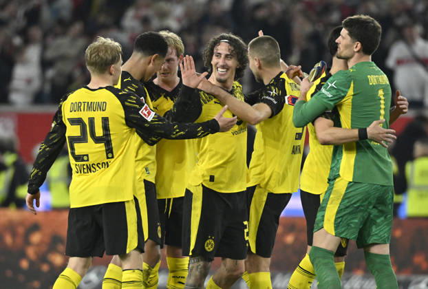 nach Spielende: Schlussjubel, Freude, Glueck, Jubel BVB Borussia Dortmund VfB Stuttgart vs Borussia Dortmund BVB 04.04.2026 DFL REGULATIONS PROHIBIT ANY USE OF PHOTOGRAPHS AS IMAGE SEQUENCES AND OR QUASI-VIDEO VfB Stuttgart vs Borussia Dortmund BVB