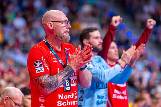 AleÅ¡ Pajović (SG Flensburg-Handewitt, Trainer) (v.l.), TSV Hannover-Burgdorf (grün) gegen SG Flensburg-Handewitt (weiß) am 27. Spieltag der Saison 2025 2026 in der DAIKIN Handball-Bundesliga (04.04.2026, ZAG Arena (Hannover, GER), Copyright: xJanxGuentherx xTSVxHannover-Burgdorfx