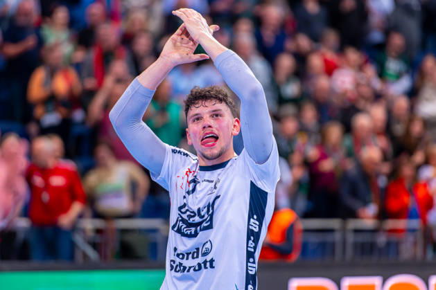 Marko Grgić (SG Flensburg-Handewitt, Nr. 17) (v.l.), TSV Hannover-Burgdorf (grün) gegen SG Flensburg-Handewitt (weiß) am 27. Spieltag der Saison 2025 2026 in der DAIKIN Handball-Bundesliga (04.04.2026, ZAG Arena (Hannover, GER), Copyright: xJanxGuentherx xTSVxHannover-Burgdorfx