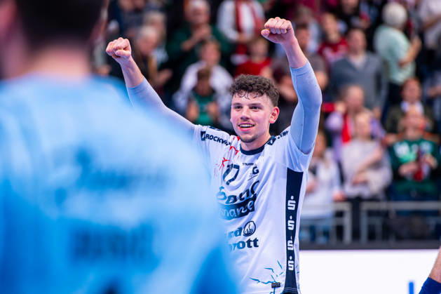 Marko Grgić (SG Flensburg-Handewitt, Nr. 17) (v.l.), TSV Hannover-Burgdorf (grün) gegen SG Flensburg-Handewitt (weiß) am 27. Spieltag der Saison 2025 2026 in der DAIKIN Handball-Bundesliga (04.04.2026, ZAG Arena (Hannover, GER), Copyright: xJanxGuentherx xTSVxHannover-Burgdorfx