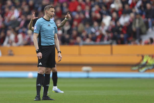 Schiedsrichter Martin Petersen schaut waehrend des Spiels der Bundesliga zwischen Bayer 04 Leverkusen und VfL Wolfsburg, BayArena am 04. April 2026 in Leverkusen, Deutschland. (Foto von Oliver Kaelke DeFodi Images) +++ Schiedsrichter Martin Petersen looks on during the Bundesliga match between Bayer 04 Leverkusen and VfL Wolfsburg at BayArena on April 4, 2026 in Leverkusen, Germany. (Photo by Oliver Kaelke DeFodi Images) DFL regulations prohibit any use of photographs as image sequences and or quasi-video. (Photo by Oliver Kaelke DeFodi Images) -
