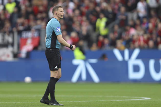 Schiedsrichter Martin Petersen schaut waehrend des Spiels der Bundesliga zwischen Bayer 04 Leverkusen und VfL Wolfsburg, BayArena am 04. April 2026 in Leverkusen, Deutschland. (Foto von Oliver Kaelke DeFodi Images) +++ Schiedsrichter Martin Petersen looks on during the Bundesliga match between Bayer 04 Leverkusen and VfL Wolfsburg at BayArena on April 4, 2026 in Leverkusen, Germany. (Photo by Oliver Kaelke DeFodi Images) DFL regulations prohibit any use of photographs as image sequences and or quasi-video. (Photo by Oliver Kaelke DeFodi Images) -