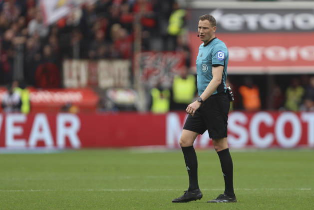 Schiedsrichter Martin Petersen schaut waehrend des Spiels der Bundesliga zwischen Bayer 04 Leverkusen und VfL Wolfsburg, BayArena am 04. April 2026 in Leverkusen, Deutschland. (Foto von Oliver Kaelke DeFodi Images) +++ Schiedsrichter Martin Petersen looks on during the Bundesliga match between Bayer 04 Leverkusen and VfL Wolfsburg at BayArena on April 4, 2026 in Leverkusen, Germany. (Photo by Oliver Kaelke DeFodi Images) DFL regulations prohibit any use of photographs as image sequences and or quasi-video. (Photo by Oliver Kaelke DeFodi Images) -