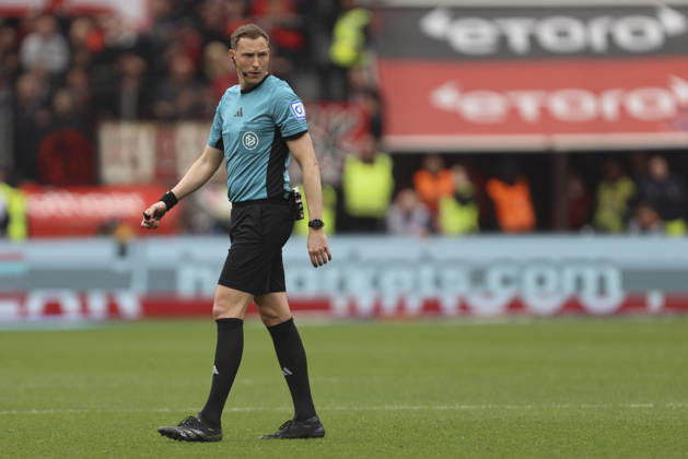 Schiedsrichter Martin Petersen schaut waehrend des Spiels der Bundesliga zwischen Bayer 04 Leverkusen und VfL Wolfsburg, BayArena am 04. April 2026 in Leverkusen, Deutschland. (Foto von Oliver Kaelke DeFodi Images) +++ Schiedsrichter Martin Petersen looks on during the Bundesliga match between Bayer 04 Leverkusen and VfL Wolfsburg at BayArena on April 4, 2026 in Leverkusen, Germany. (Photo by Oliver Kaelke DeFodi Images) DFL regulations prohibit any use of photographs as image sequences and or quasi-video. (Photo by Oliver Kaelke DeFodi Images) -