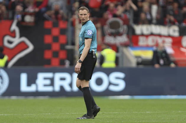 Schiedsrichter Martin Petersen schaut waehrend des Spiels der Bundesliga zwischen Bayer 04 Leverkusen und VfL Wolfsburg, BayArena am 04. April 2026 in Leverkusen, Deutschland. (Foto von Oliver Kaelke DeFodi Images) +++ Schiedsrichter Martin Petersen looks on during the Bundesliga match between Bayer 04 Leverkusen and VfL Wolfsburg at BayArena on April 4, 2026 in Leverkusen, Germany. (Photo by Oliver Kaelke DeFodi Images) DFL regulations prohibit any use of photographs as image sequences and or quasi-video. (Photo by Oliver Kaelke DeFodi Images) -