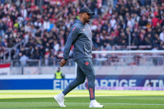 Vincent Kompany (FC Bayern München, Cheftrainer) , Deutschland, Fussball, 1. Bundesliga, 28.Spieltag, 2025 2026, SC Freiburg vs. FC Bayern München, 04.04.2026, Europa-Park Stadion, Freiburg, Deutschland DFL REGULATIONS PROHIBIT ANY USE OF PHOTOGRAPHS AS IMAGE SEQUENCES AND OR QUASI-VIDEO. Freiburg Europa-Park Stadion Baden-Württemberg Deutschland Copyright: xArnexAmbergx