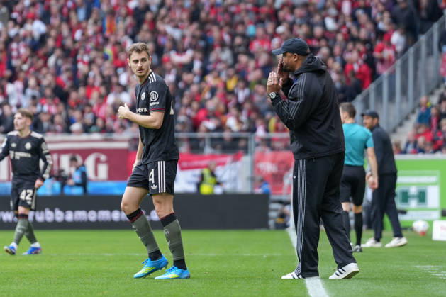 Vincent Kompany (FC Bayern München, Cheftrainer) im Gespräch mit Josip StaniÅ¡ić Josip Stanisic (FC Bayern München, 44) , Deutschland, Fussball, 1. Bundesliga, 28.Spieltag, 2025 2026, SC Freiburg vs. FC Bayern München, 04.04.2026, Europa-Park Stadion, Freiburg, Deutschland DFL REGULATIONS PROHIBIT ANY USE OF PHOTOGRAPHS AS IMAGE SEQUENCES AND OR QUASI-VIDEO. Freiburg Europa-Park Stadion Baden-Württemberg Deutschland Copyright: xArnexAmbergx