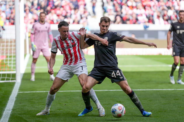 Derry Scherhant (SC Freiburg, 07) im Zweikampf mit Josip StaniÅ¡ić Josip Stanisic (FC Bayern München, 44) , Deutschland, Fussball, 1. Bundesliga, 28.Spieltag, 2025 2026, SC Freiburg vs. FC Bayern München, 04.04.2026, Europa-Park Stadion, Freiburg, Deutschland DFL REGULATIONS PROHIBIT ANY USE OF PHOTOGRAPHS AS IMAGE SEQUENCES AND OR QUASI-VIDEO. Freiburg Europa-Park Stadion Baden-Württemberg Deutschland Copyright: xArnexAmbergx