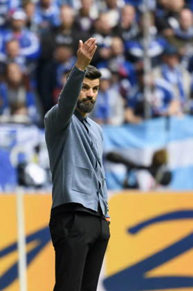Trainer Miron Muslic (FC Schalke) gestikuliert waehrend des spiels der 2. Bundesliga zwischen FC Schalke 04 und Karlsruher SC, Veltins-Arena am 05. April 2026 in Gelsenkirchen, Deutschland. (Foto von Max Maiwald DeFodi Images) +++ Trainer Miron Muslic (FC Schalke) gestures during the 2. Bundesliga match between FC Schalke 04 and Karlsruher SC at Veltins-Arena on April 5, 2026 in Gelsenkirchen, Germany. (Photo by Max Maiwald DeFodi Images) (Photo by Max Maiwald DeFodi Images) -