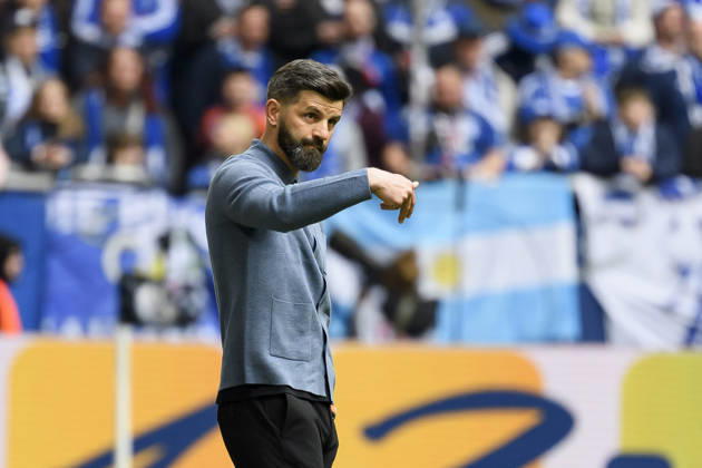 Trainer Miron Muslic (FC Schalke) gestikuliert waehrend des spiels der 2. Bundesliga zwischen FC Schalke 04 und Karlsruher SC, Veltins-Arena am 05. April 2026 in Gelsenkirchen, Deutschland. (Foto von Max Maiwald DeFodi Images) +++ Trainer Miron Muslic (FC Schalke) gestures during the 2. Bundesliga match between FC Schalke 04 and Karlsruher SC at Veltins-Arena on April 5, 2026 in Gelsenkirchen, Germany. (Photo by Max Maiwald DeFodi Images) (Photo by Max Maiwald DeFodi Images) -