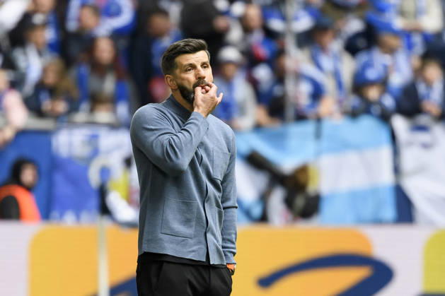 Trainer Miron Muslic (FC Schalke) gestikuliert waehrend des spiels der 2. Bundesliga zwischen FC Schalke 04 und Karlsruher SC, Veltins-Arena am 05. April 2026 in Gelsenkirchen, Deutschland. (Foto von Max Maiwald DeFodi Images) +++ Trainer Miron Muslic (FC Schalke) gestures during the 2. Bundesliga match between FC Schalke 04 and Karlsruher SC at Veltins-Arena on April 5, 2026 in Gelsenkirchen, Germany. (Photo by Max Maiwald DeFodi Images) (Photo by Max Maiwald DeFodi Images) -