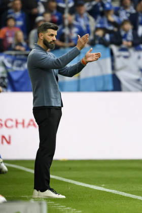Trainer Miron Muslic (FC Schalke) gestikuliert waehrend des spiels der 2. Bundesliga zwischen FC Schalke 04 und Karlsruher SC, Veltins-Arena am 05. April 2026 in Gelsenkirchen, Deutschland. (Foto von Max Maiwald DeFodi Images) +++ Trainer Miron Muslic (FC Schalke) gestures during the 2. Bundesliga match between FC Schalke 04 and Karlsruher SC at Veltins-Arena on April 5, 2026 in Gelsenkirchen, Germany. (Photo by Max Maiwald DeFodi Images) (Photo by Max Maiwald DeFodi Images) -