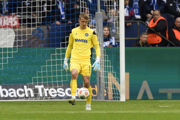 Torwart Hans Christian Bernat (Karlsruher SC) kontrolliert den Ball waehrend des spiels der 2. Bundesliga zwischen FC Schalke 04 und Karlsruher SC, Veltins-Arena am 05. April 2026 in Gelsenkirchen, Deutschland. (Foto von Max Maiwald DeFodi Images) +++ Torwart Hans Christian Bernat (Karlsruher SC) controls the ball during the 2. Bundesliga match between FC Schalke 04 and Karlsruher SC at Veltins-Arena on April 5, 2026 in Gelsenkirchen, Germany. (Photo by Max Maiwald DeFodi Images) (Photo by Max Maiwald DeFodi Images) -