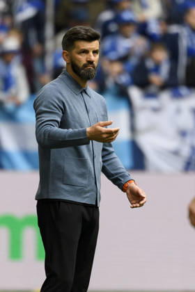 Trainer Miron Muslic (FC Schalke) gestikuliert waehrend des spiels der 2. Bundesliga zwischen FC Schalke 04 und Karlsruher SC, Veltins-Arena am 05. April 2026 in Gelsenkirchen, Deutschland. (Foto von Max Maiwald DeFodi Images) +++ Trainer Miron Muslic (FC Schalke) gestures during the 2. Bundesliga match between FC Schalke 04 and Karlsruher SC at Veltins-Arena on April 5, 2026 in Gelsenkirchen, Germany. (Photo by Max Maiwald DeFodi Images) (Photo by Max Maiwald DeFodi Images) -