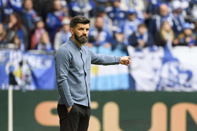 Trainer Miron Muslic (FC Schalke) gestikuliert waehrend des spiels der 2. Bundesliga zwischen FC Schalke 04 und Karlsruher SC, Veltins-Arena am 05. April 2026 in Gelsenkirchen, Deutschland. (Foto von Max Maiwald DeFodi Images) +++ Trainer Miron Muslic (FC Schalke) gestures during the 2. Bundesliga match between FC Schalke 04 and Karlsruher SC at Veltins-Arena on April 5, 2026 in Gelsenkirchen, Germany. (Photo by Max Maiwald DeFodi Images) (Photo by Max Maiwald DeFodi Images) -