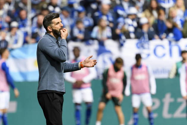 Trainer Miron Muslic (FC Schalke) gestikuliert waehrend des spiels der 2. Bundesliga zwischen FC Schalke 04 und Karlsruher SC, Veltins-Arena am 05. April 2026 in Gelsenkirchen, Deutschland. (Foto von Max Maiwald DeFodi Images) +++ Trainer Miron Muslic (FC Schalke) gestures during the 2. Bundesliga match between FC Schalke 04 and Karlsruher SC at Veltins-Arena on April 5, 2026 in Gelsenkirchen, Germany. (Photo by Max Maiwald DeFodi Images) (Photo by Max Maiwald DeFodi Images) -