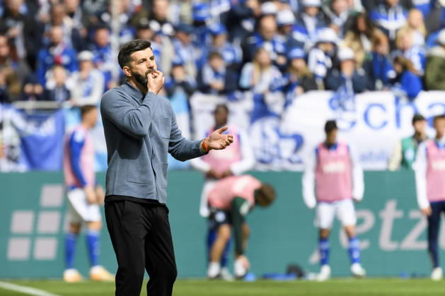 Trainer Miron Muslic (FC Schalke) gestikuliert waehrend des spiels der 2. Bundesliga zwischen FC Schalke 04 und Karlsruher SC, Veltins-Arena am 05. April 2026 in Gelsenkirchen, Deutschland. (Foto von Max Maiwald DeFodi Images) +++ Trainer Miron Muslic (FC Schalke) gestures during the 2. Bundesliga match between FC Schalke 04 and Karlsruher SC at Veltins-Arena on April 5, 2026 in Gelsenkirchen, Germany. (Photo by Max Maiwald DeFodi Images) (Photo by Max Maiwald DeFodi Images) -